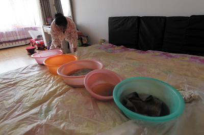 兴城楼上漏水，住户失联，小区没物管，业主维权难！律师来支招……